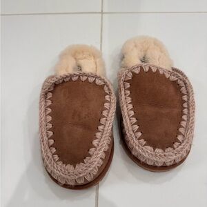 MOU campfire slippers size 38. Never worn